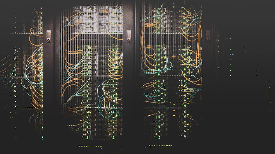 Cabos e equipamentos de rede organizados em um rack